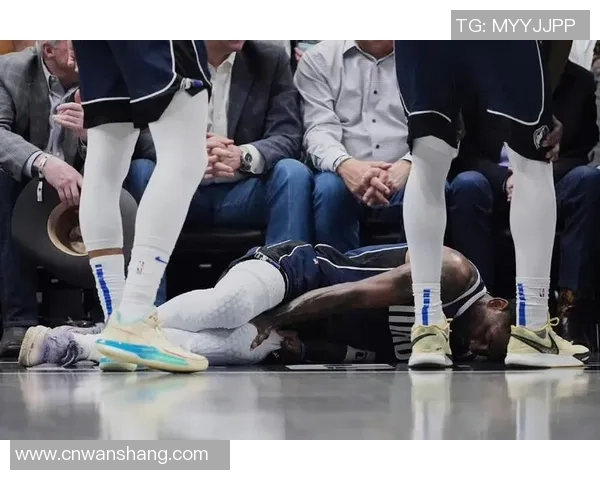 足球巨星韧带撕裂重创赛季命运逆境中顽强复出震撼世界