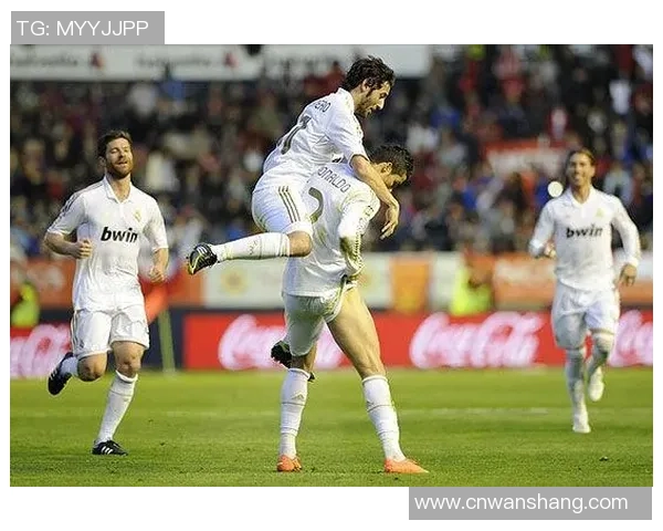 足球星比大腿引发热议 谁才是真正绿茵场最强黄金腿争锋