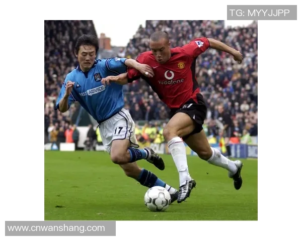 足球球星回头瞬间捕捉与技巧解析展现精彩赛场背后独特魅力