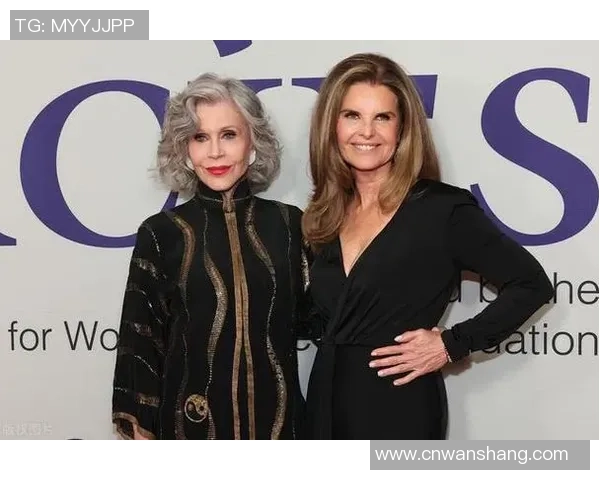 足球球星女友魅力无穷性感亮相引领时尚潮流成为焦点人物